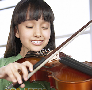 A girl playing the violin.